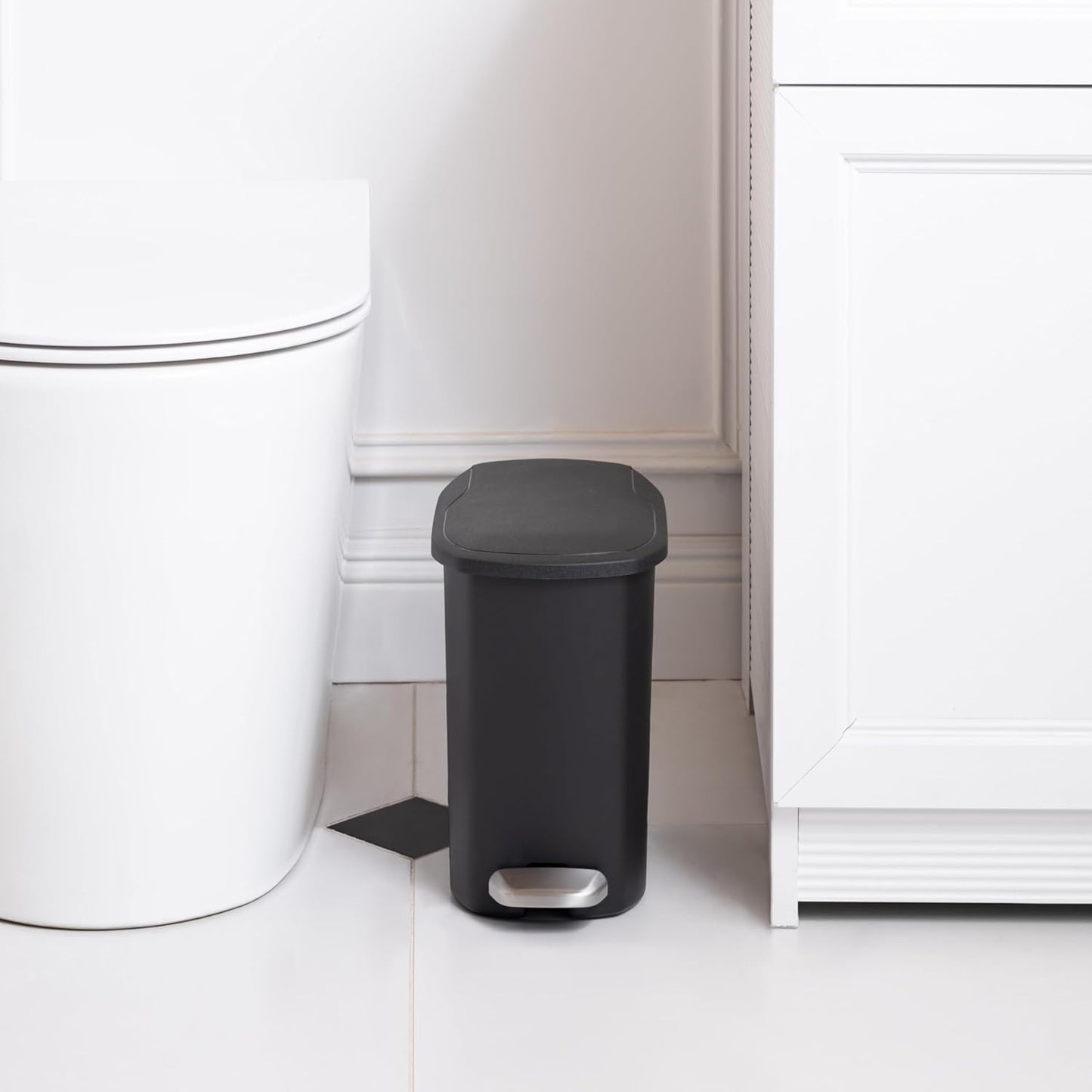 Amazon Basics Compact Plastic Bathroom Trash Can with Soft-Close Lid, Hands-Free Foot Pedal, Removable Inner Bucket, 6L / 1.6 Gallon, Black