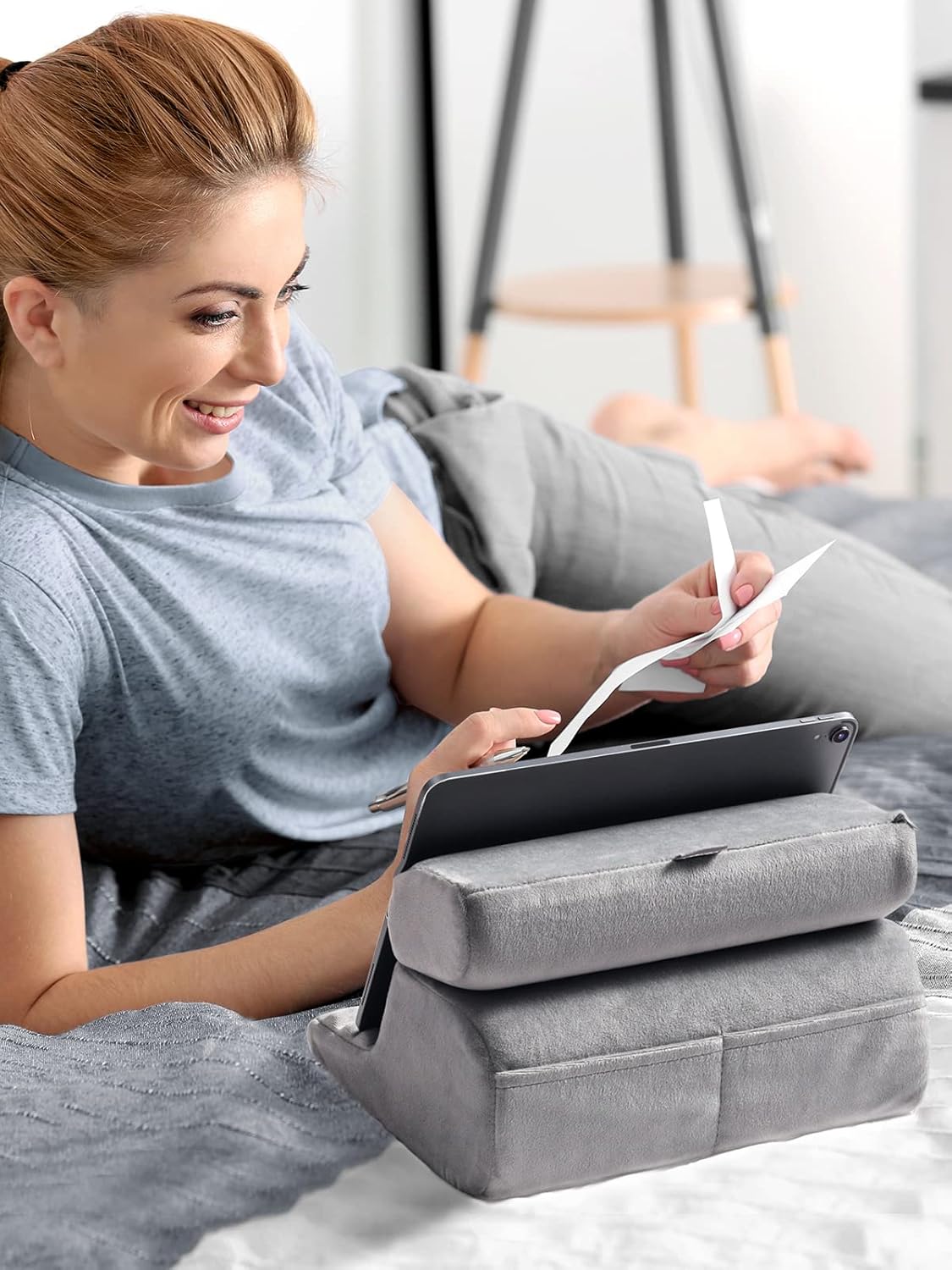 UGREEN Tablet Pillow Stand for Lap Soft Holder Bed with 3 Viewing Angles Adjustable Home Office Accessories Compatible with iPad Pro 13 12 11 10.5 Air Mini 5 4 3 2 Phone 16 15 14 E-Reader Grey