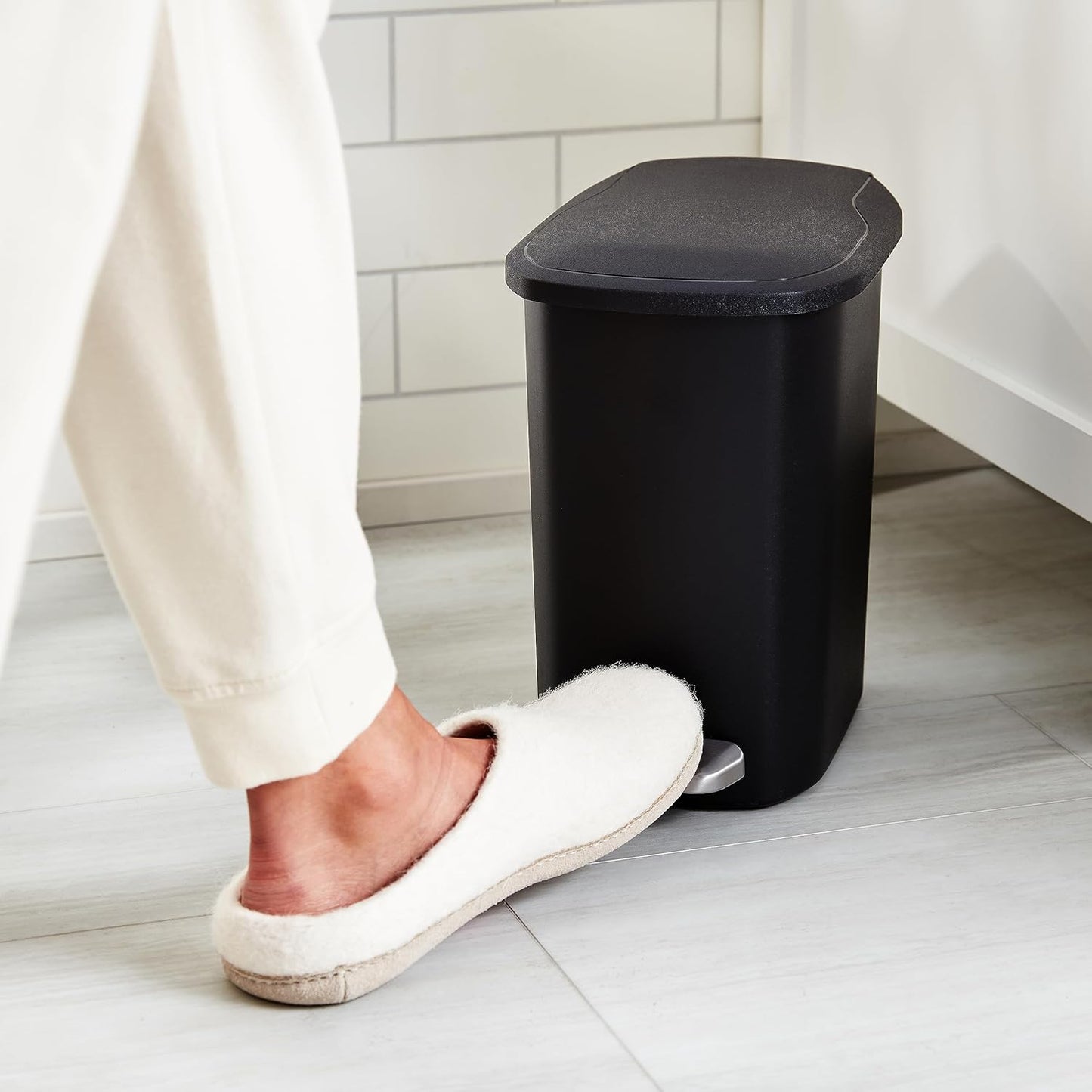 Amazon Basics Compact Plastic Bathroom Trash Can with Soft-Close Lid, Hands-Free Foot Pedal, Removable Inner Bucket, 6L / 1.6 Gallon, Black
