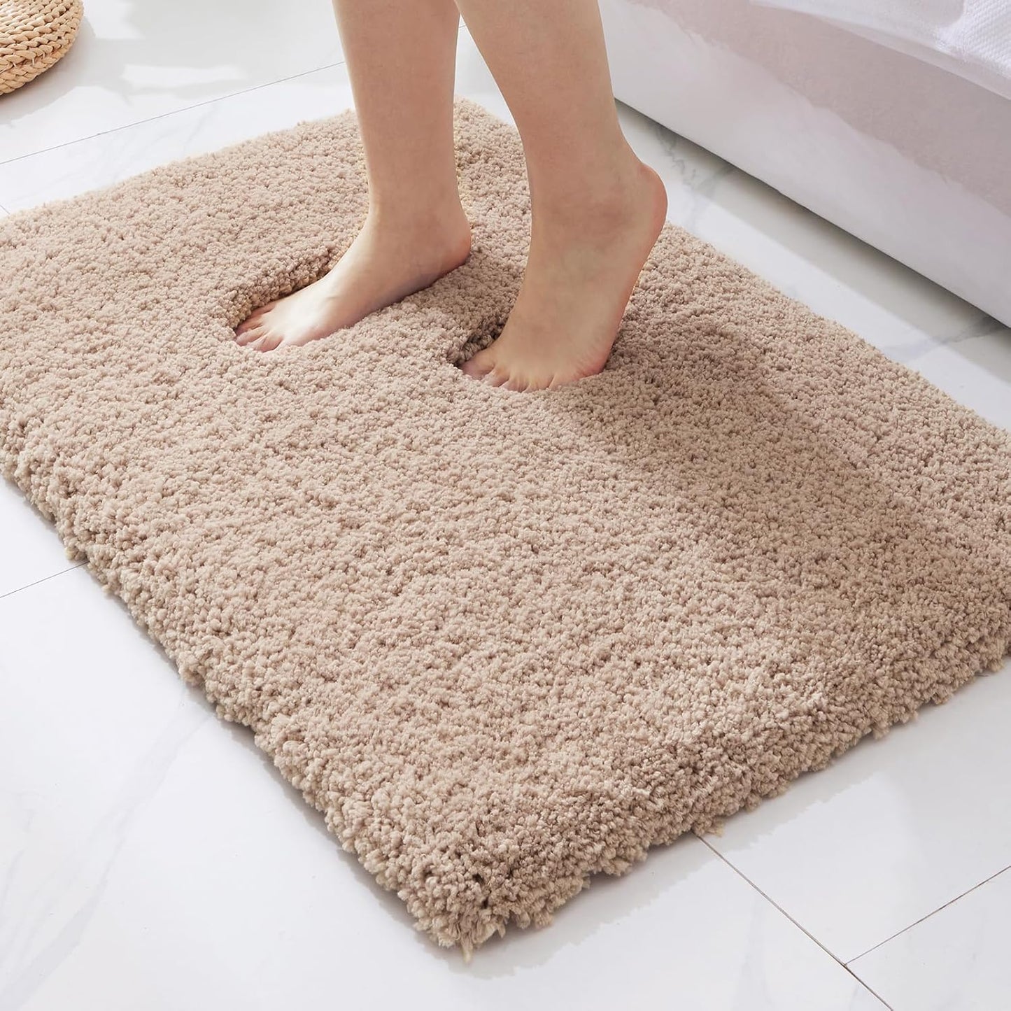 ILANGO Beige Bathroom Rugs 32" × 20" Non Slip & Super Absorbent Extra Thick Soft, Washable Bath Mat for Floor, Microfiber Plush Shaggy Bath Rug with Rubber for Bathtub Shower Room Sink